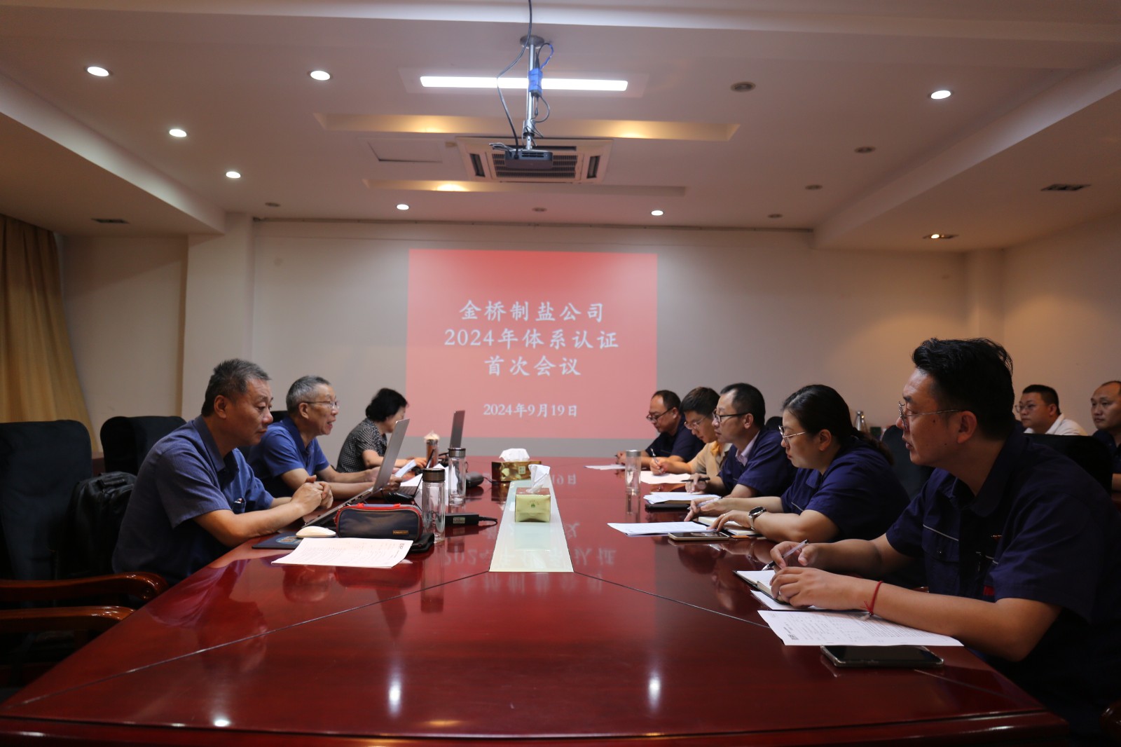 近日，金橋制鹽公司通過北京世標(biāo)認(rèn)證中心審核，給予食品安全管理體系、環(huán)境管理體系和職業(yè)健康安全管理體系認(rèn)證“保持認(rèn)證資格”的監(jiān)督審核結(jié)論，給予質(zhì)量管理體系認(rèn)證“再次注冊”的再認(rèn)證審核結(jié)論。通過審核，是對公司精細(xì)化管理成果的檢驗(yàn)，促進(jìn)公司內(nèi)控管理水平持續(xù)提升。（李曉月）